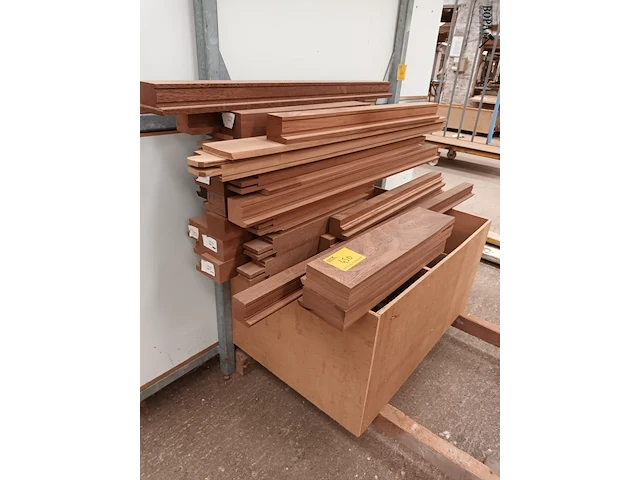 Lot 450 - houten bak met resten hout - afbeelding 3 van  3