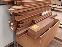Lot 450 - houten bak met resten hout - afbeelding 3 van  3