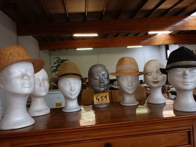 Lot 451 - isomo hoofden en hoeden. 10 stuks - afbeelding 1 van  3