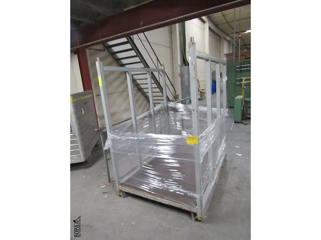 Lot 452 - metalen stapelkooi - afbeelding 1 van  3
