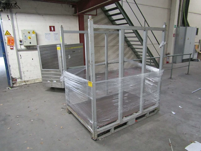 Lot 452 - metalen stapelkooi - afbeelding 2 van  3