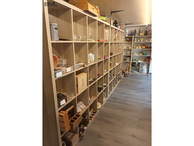 Lot 453 - vakkenkast. 2 stuks - afbeelding 2 van  2