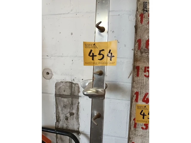 Lot 454 - aluminium wandrek met vleeshaken - afbeelding 1 van  4