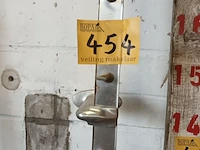 Lot 454 - aluminium wandrek met vleeshaken - afbeelding 1 van  4