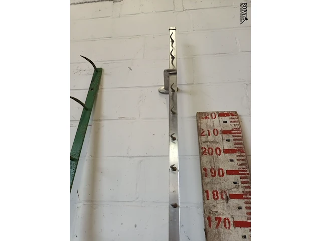 Lot 454 - aluminium wandrek met vleeshaken - afbeelding 2 van  4