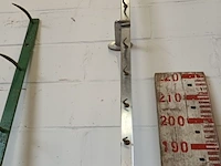 Lot 454 - aluminium wandrek met vleeshaken - afbeelding 2 van  4