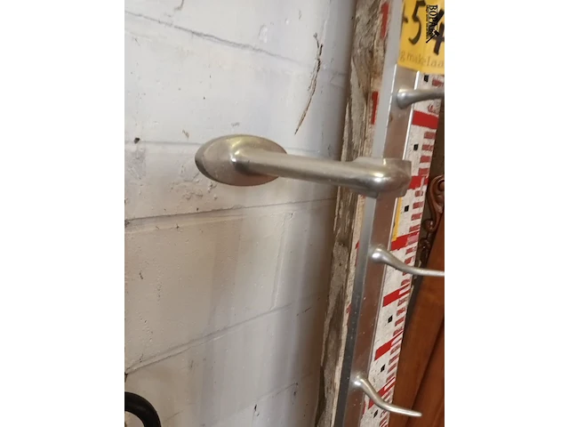 Lot 454 - aluminium wandrek met vleeshaken - afbeelding 4 van  4