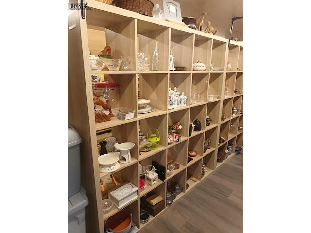 Lot 454 - vakkenkast. 2 stuks - afbeelding 1 van  2