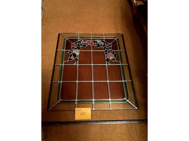 Lot 455 - art deco glasraam, met frame en bevestiging, glas in lood - afbeelding 2 van  4