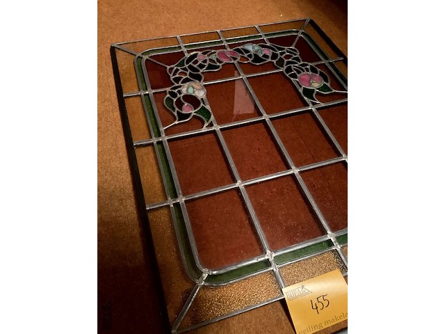 Lot 455 - art deco glasraam, met frame en bevestiging, glas in lood - afbeelding 3 van  4