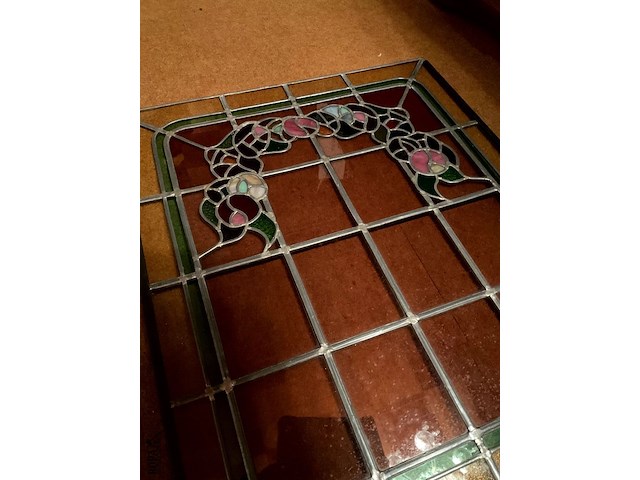 Lot 455 - art deco glasraam, met frame en bevestiging, glas in lood - afbeelding 4 van  4