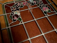 Lot 455 - art deco glasraam, met frame en bevestiging, glas in lood - afbeelding 4 van  4