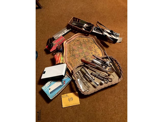 Lot 457 - kleine benodigdheden/dienblad - afbeelding 1 van  5