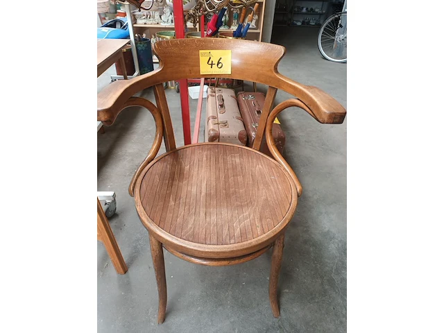 Lot 46 - armstoel thonet stijl - afbeelding 1 van  6