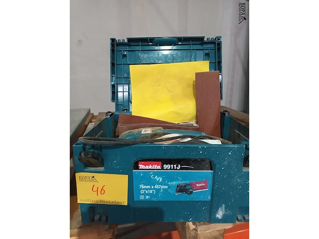 Lot 46 - bandschuurmachine makita - afbeelding 1 van  4