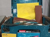 Lot 46 - bandschuurmachine makita - afbeelding 1 van  4