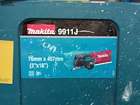 Lot 46 - bandschuurmachine makita - afbeelding 2 van  4
