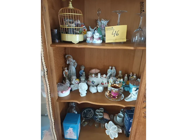 Lot 46 - decoratie. inhoud vitrine - afbeelding 1 van  7