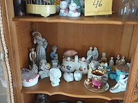 Lot 46 - decoratie. inhoud vitrine - afbeelding 1 van  7