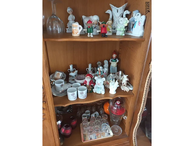 Lot 46 - decoratie. inhoud vitrine - afbeelding 2 van  7