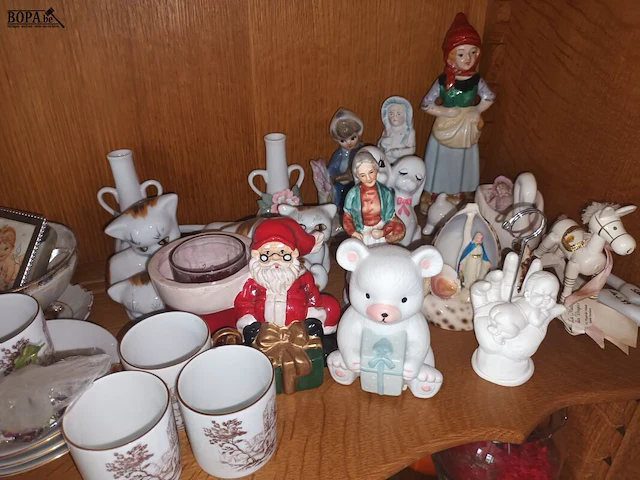 Lot 46 - decoratie. inhoud vitrine - afbeelding 4 van  7