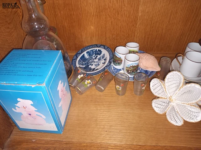 Lot 46 - decoratie. inhoud vitrine - afbeelding 6 van  7