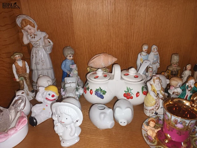 Lot 46 - decoratie. inhoud vitrine - afbeelding 7 van  7