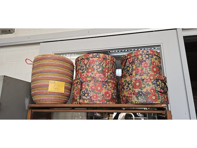 Lot 46 - handgemaakte opbergdoos en set hoedendozen - afbeelding 1 van  5