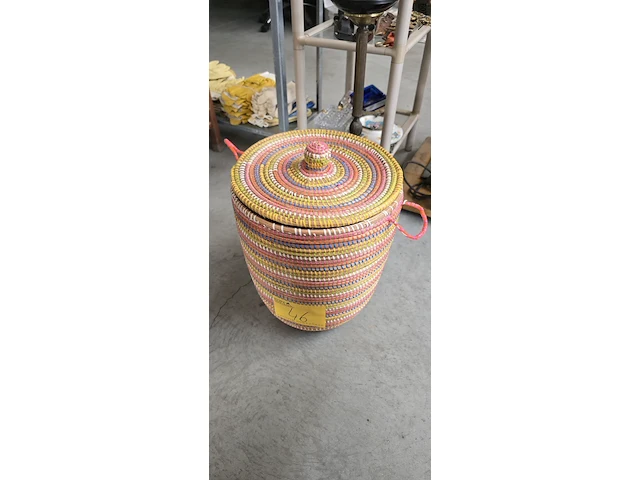 Lot 46 - handgemaakte opbergdoos en set hoedendozen - afbeelding 2 van  5