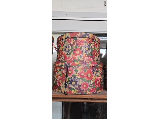 Lot 46 - handgemaakte opbergdoos en set hoedendozen - afbeelding 4 van  5