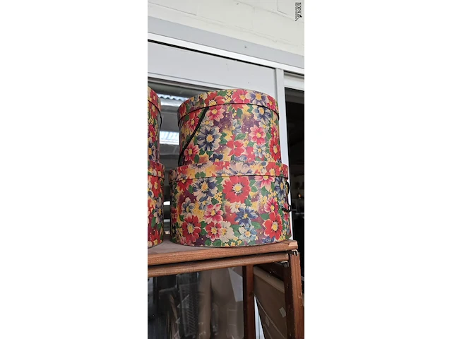 Lot 46 - handgemaakte opbergdoos en set hoedendozen - afbeelding 5 van  5
