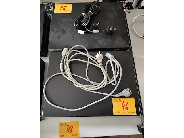Lot 46 - hp officeconnect switchen - 2 stuks - afbeelding 1 van  2
