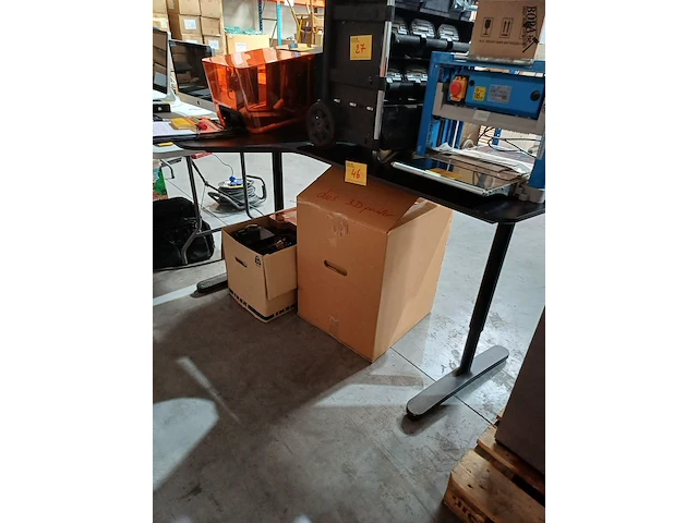 Lot 46 - ikea bureeltafel - afbeelding 1 van  3