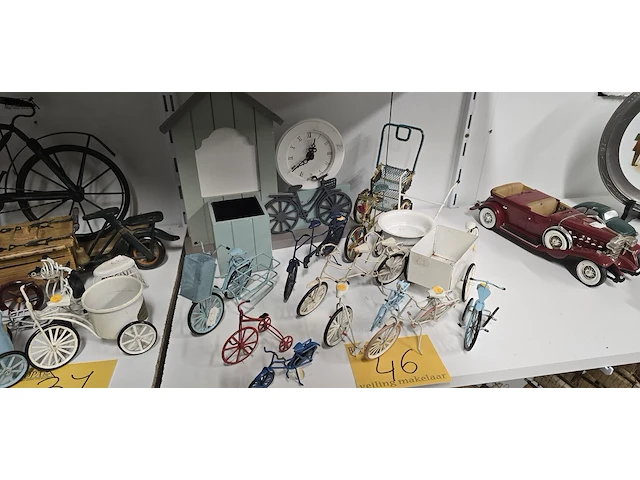 Lot 46 - lotje metalen fietsjes en houten wandklok - afbeelding 1 van  5