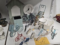 Lot 46 - lotje metalen fietsjes en houten wandklok - afbeelding 1 van  5