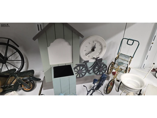 Lot 46 - lotje metalen fietsjes en houten wandklok - afbeelding 2 van  5