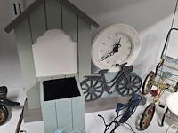 Lot 46 - lotje metalen fietsjes en houten wandklok - afbeelding 2 van  5