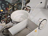 Lot 46 - lotje metalen fietsjes en houten wandklok - afbeelding 3 van  5