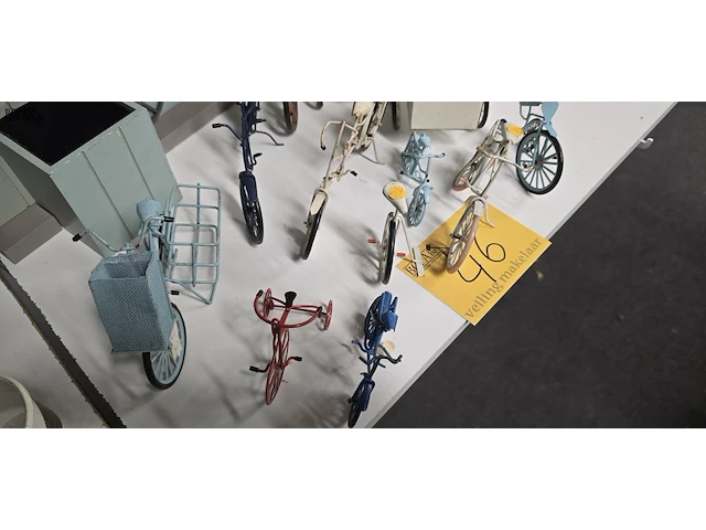 Lot 46 - lotje metalen fietsjes en houten wandklok - afbeelding 4 van  5