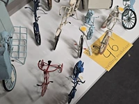 Lot 46 - lotje metalen fietsjes en houten wandklok - afbeelding 4 van  5