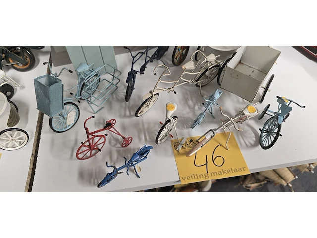 Lot 46 - lotje metalen fietsjes en houten wandklok - afbeelding 5 van  5
