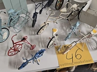 Lot 46 - lotje metalen fietsjes en houten wandklok - afbeelding 5 van  5