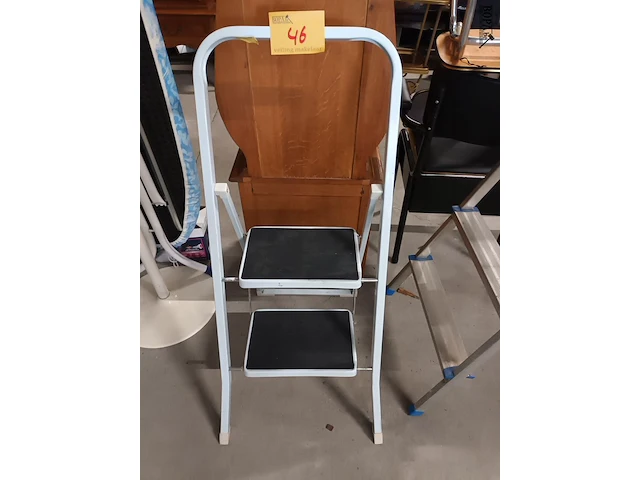Lot 46 - metalen keukentrapje - afbeelding 1 van  2