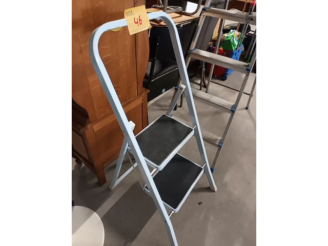 Lot 46 - metalen keukentrapje - afbeelding 2 van  2