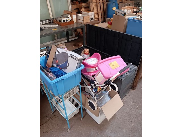 Lot 46 - speelgoed en koffer - afbeelding 1 van  7