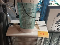 Lot 46 - verwarmingstoestel en insecten lamp - afbeelding 1 van  3