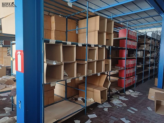 Lot 460 - metalen rek - afbeelding 2 van  2