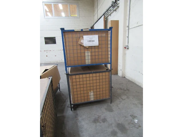Lot 460 - metalen stapelmanden. 2 stuks - afbeelding 1 van  2