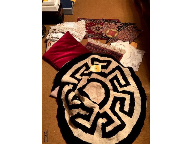 Lot 461 - lot tapijtjes,gehaakte kantjes handwerk - afbeelding 1 van  5