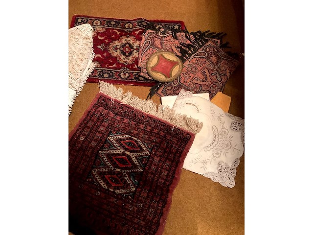 Lot 461 - lot tapijtjes,gehaakte kantjes handwerk - afbeelding 3 van  5